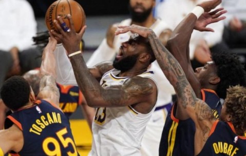 开云网址-詹姆斯：今晚只用出战24分钟 还需要适应无眉打法